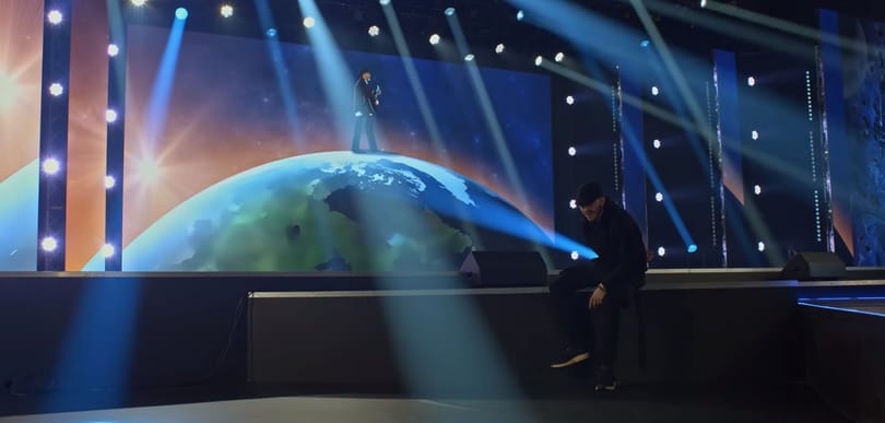 Itt a Valami Amerika-sorozat főcímdala, mégpedig Azahriah-val