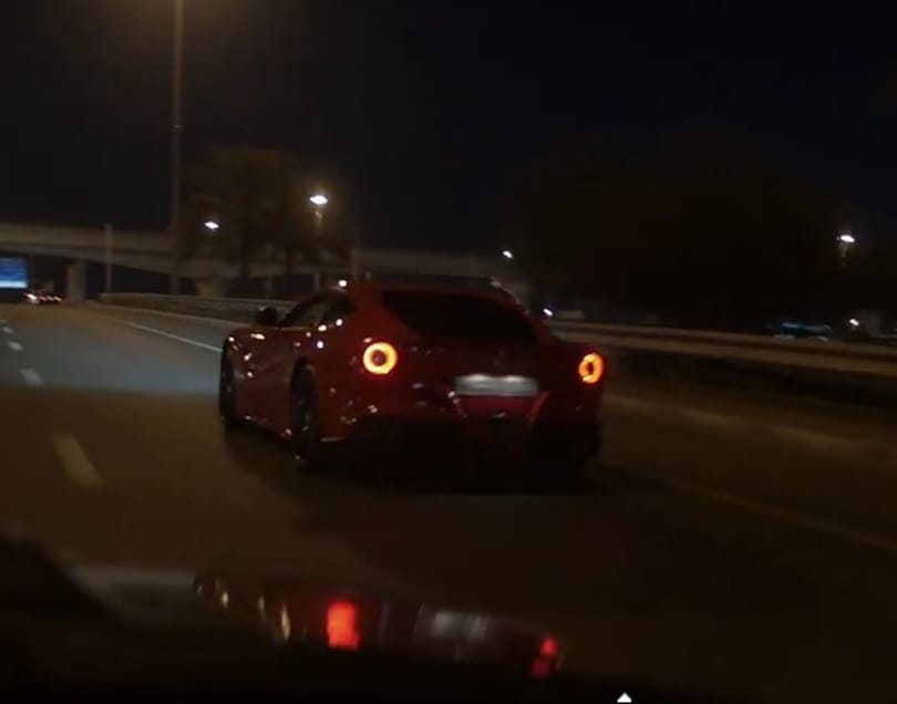 Ilyen egy illegális gyorsulás a dubaji éjszakában, gyakran csúnya a vége – videó