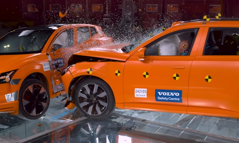 Mi történik, ha egy kisautó és egy hegyomlásnyi SUV ütközik egymással? – videó