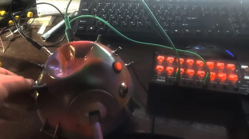 Egy kilőtt orosz tank reflektorából készítettek szintetizátort