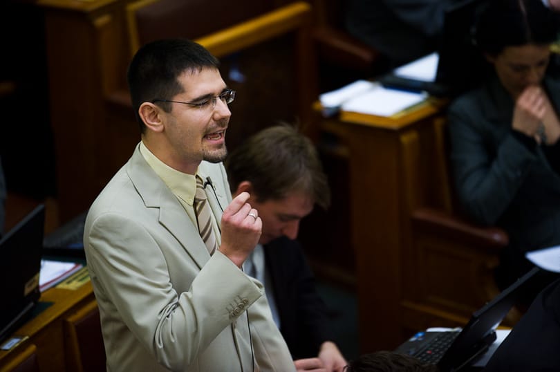 Vádat emeltek Novák Előd ellen a szovjet emlékmű miatt