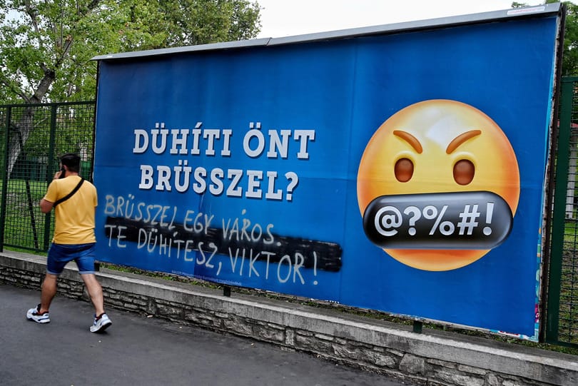 Hűtlen kezelés és gyűlöletkeltés miatt járt a nyomozóknál az emojis kormányplakátok ügye