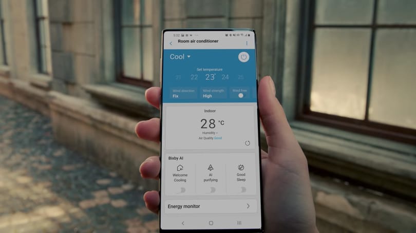 Csak nézi az ember a Samsung légkondireklámját, aztán egyszer csak felbukkan egy telefon