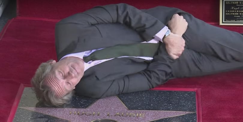 Csillagot kapott Hugh Laurie: a színész nem tagadta meg magát a hollywoodi átadón - videó