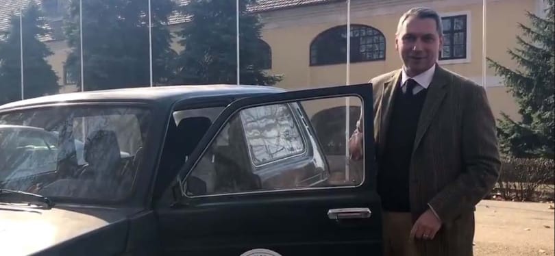 Lázár János aláírásával és fotójával 