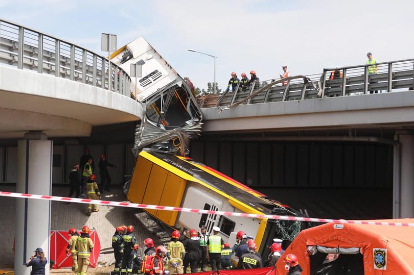 Felüljáróról bicikliútra zuhant egy busz Lengyelországban