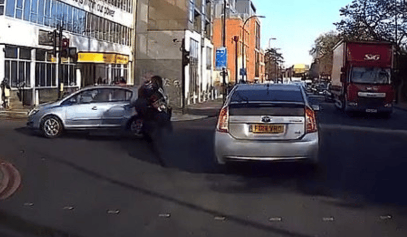 Tanuló motorost az első szabálytalansága majdnem elintézte - videó