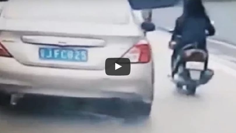 Karma, ha utolér: keménykedett az autós, de csúnyán ráfázott – videó