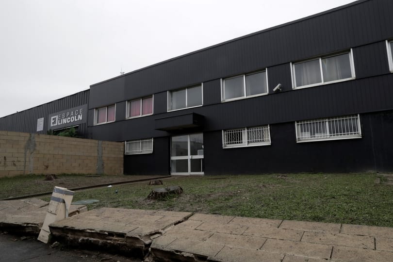 Brutálisan összevertek egy rendőrnőt Párizsban