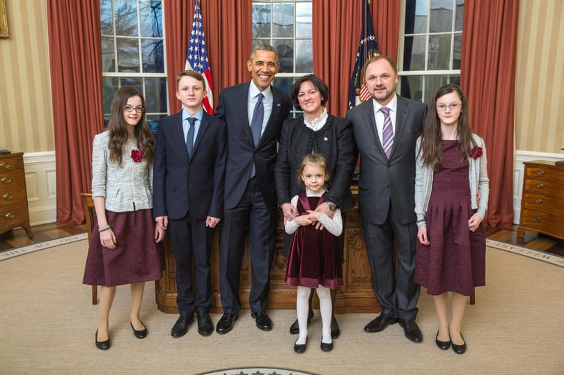 Fotó: Beköszönt Obamához az új magyar nagykövet egész családjával