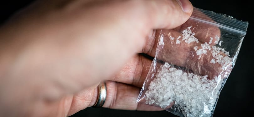 Korábban lefoglalt droggal akarták csapdába csalni a delaert, ám az végül rövid autósüldözés után meglépett vele
