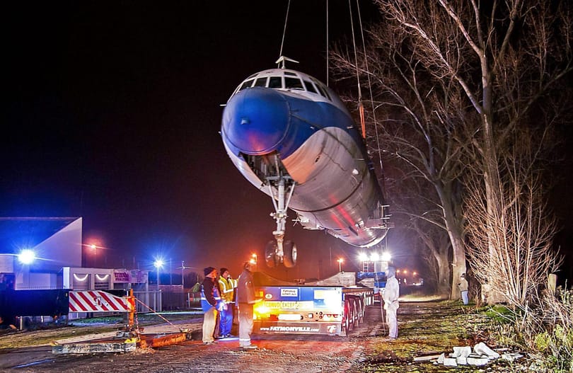 Fotók: Elszállították Orbán gigantikus ajándékát Győr mellől