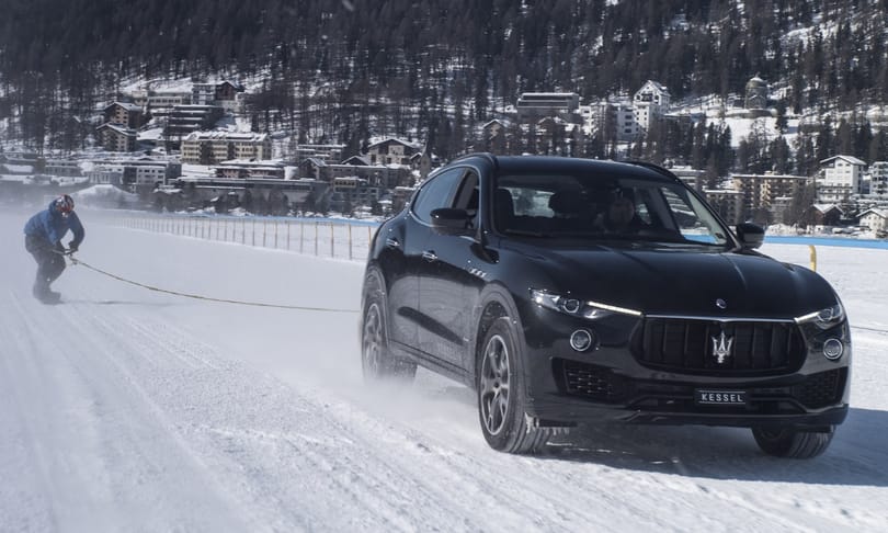 Egy Maserati divatterepjáró 150-nel húzott egy snowboardost