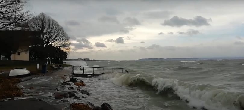 Így csapkodta a vihar a hullámokat a Balatonnál – videó