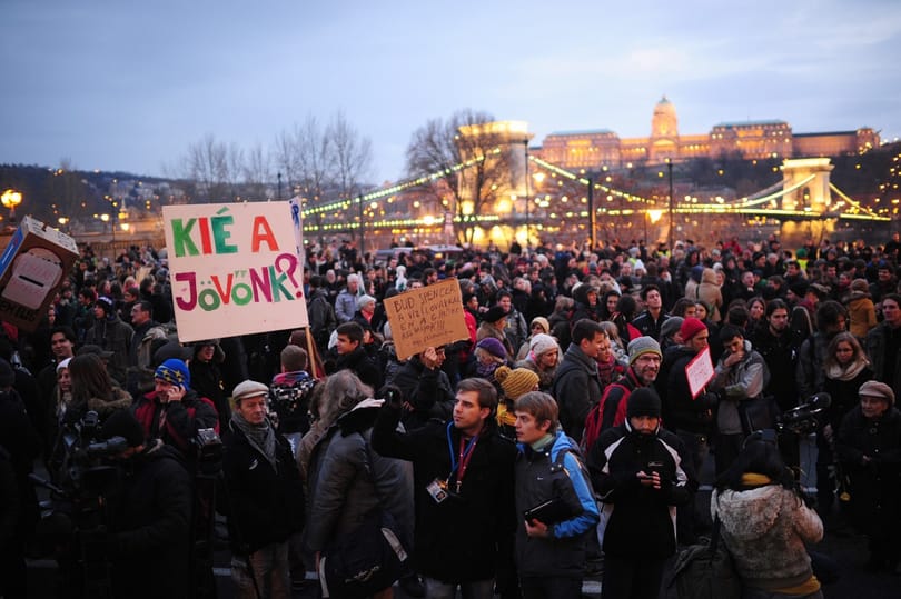 Elindultak: a Margit hídhoz vonulnak a tüntetők