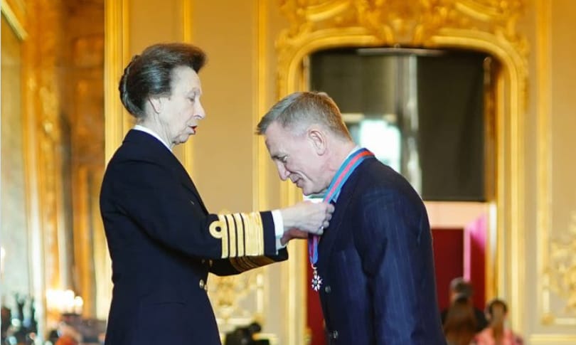 Daniel Craig megkapta James Bond kitüntetését 
