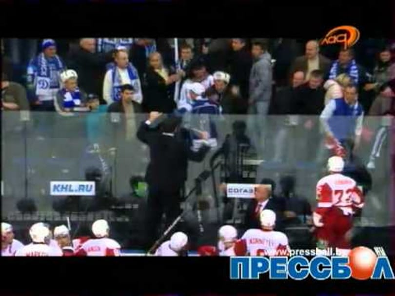 Videó: hokiütővel ütlegelte a szurkolókat egy orosz edző