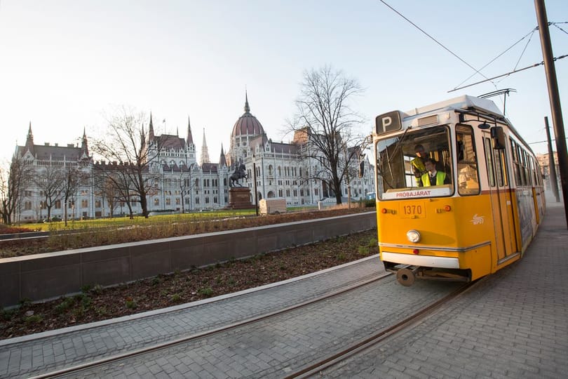 Több járat útvonala módosul és több utat lezárnak a szombati tüntetés miatt Budapesten