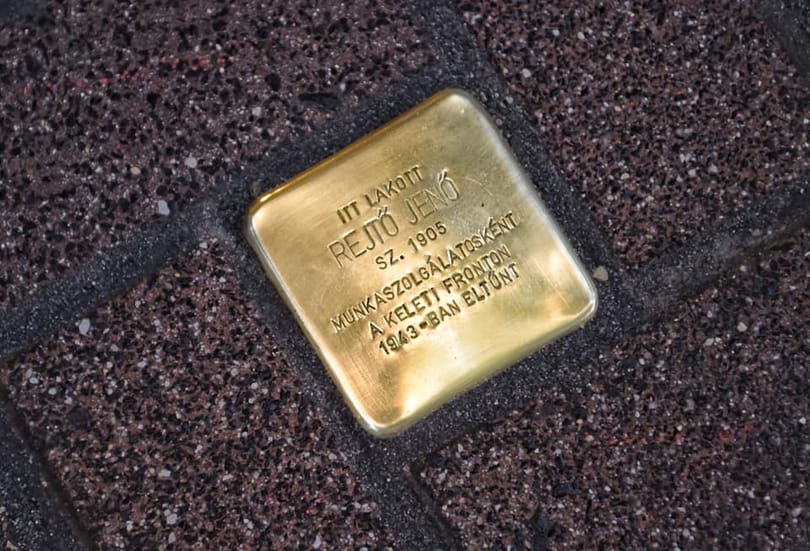„Itt lakott…” – Több mint százezer botlatókő emlékeztet Európa-szerte a holokauszt áldozataira