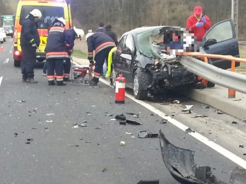 Fotók: Átszúrta az Opelt a szalagkorlát – a sofőr túlélte