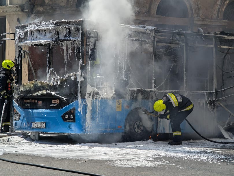 Óriási lángokkal égett egy busz Budapest belvárosában