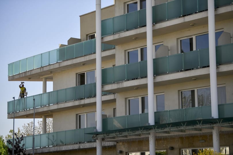 A szomszéd mentette meg az erkélyről lógó négyéves kislányt Hódmezővásárhelyen
