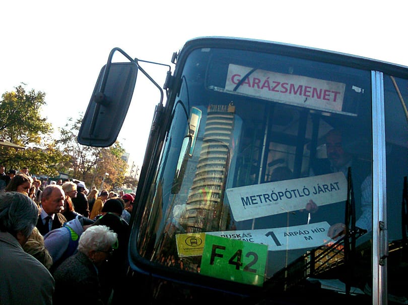 Nem jár a 3-as metró – tűzoltók az Újpest Központnál