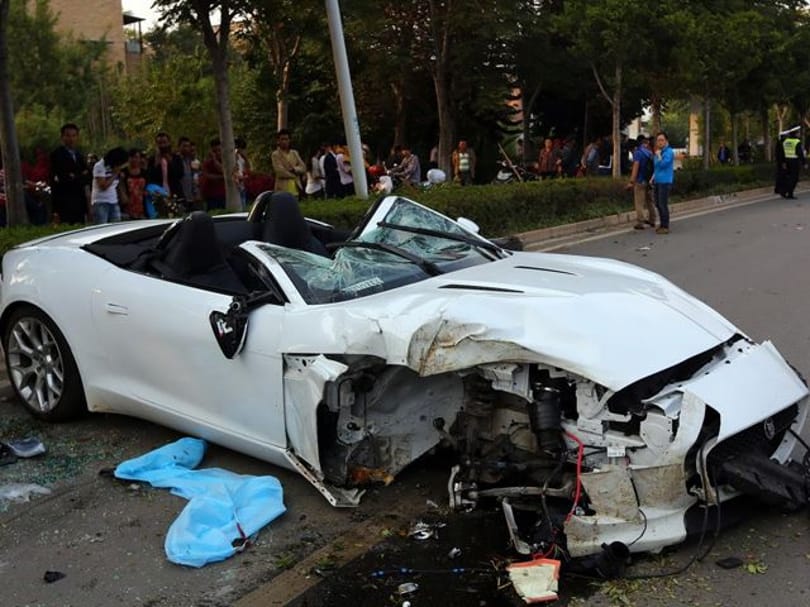 Tragikus balesettel zárult egy Jaguar F-Type-Audi R8 csata – fotók