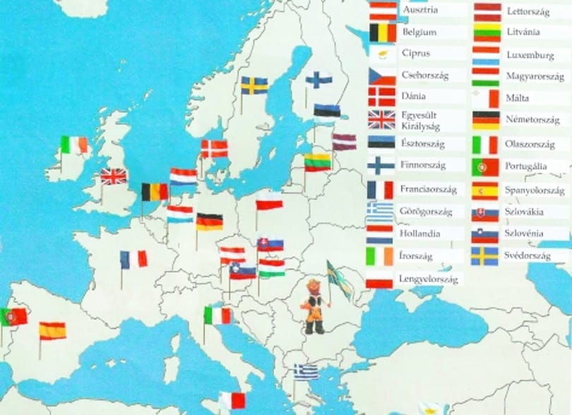 Székely zászló jelöli Romániát egy törikönyvben, kitört a botrány