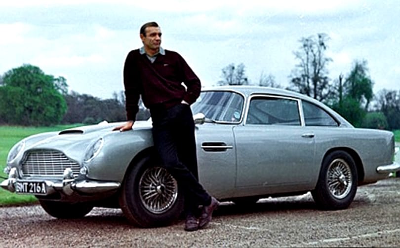 Gépfegyver nélkül, de újra gyártják James Bond legendás Aston Martinját