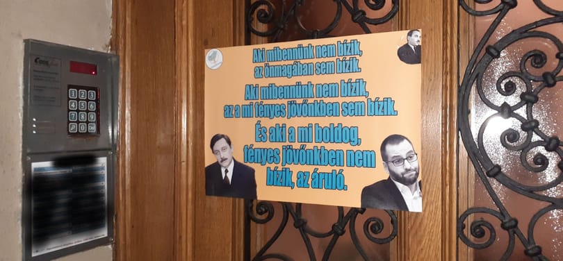 Lánczi Tamás szerint megfélemlítő a kapujára ragasztott Virág elvtárs idézet