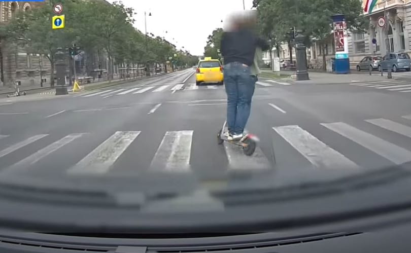 Páros rollermutatvány miatt kapott frászt egy autós az Andrássy úton – videó