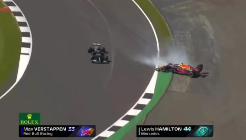 Hatalmas balesettel kezdődött a brit F1-es nagydíj, Verstappen kiesett