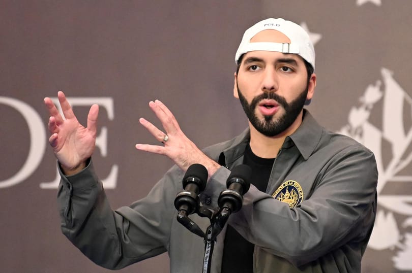 A fiatal latin-amerikai elnök beleszeretett a hatalomba, és visszaél azzal