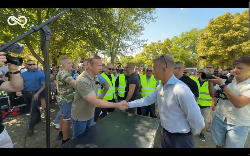 Toroczkai László zavarta meg Magyar Péter országjárását Dorogon – videó
