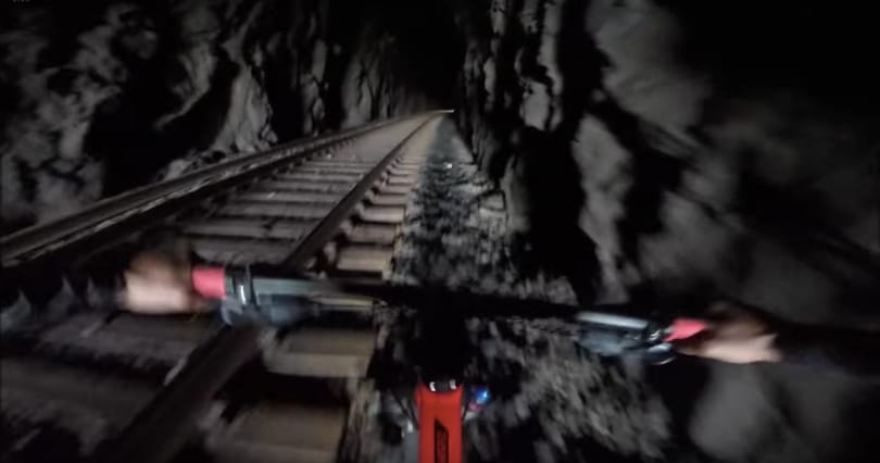 A nap videója: bebicikliztek az alagútba, csakhogy szemből jött a vonat