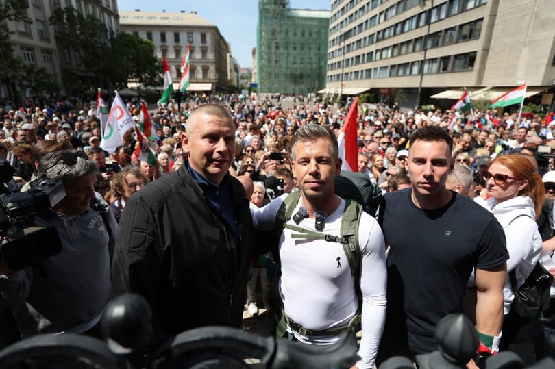 Magyar Péter a Bazilika lépcsőjén aláírta az Orbán ellen tett feljelentést, majd gyalog elindult Nagyváradra
