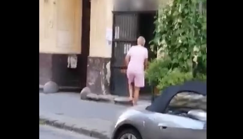 Rajtakaptak egy hostelest Terézvárosban, ahogy a leharcolt matracokat pakolja ki az utcára
