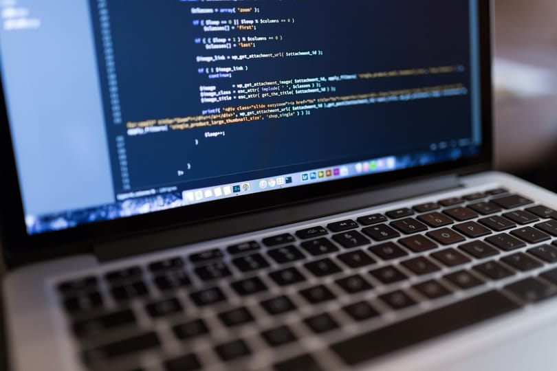 Közel 600 ezer forint is lehet a kezdő informatikusok átlagbére – de ez néhány év alatt 1,3 millióra is nőhet