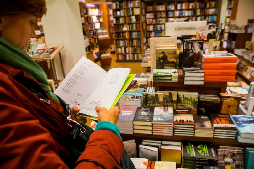 Könyvfóliázás: kormányhivatali dolgozók mérték le Pásztón, milyen távol van a könyvesbolttól az iskola