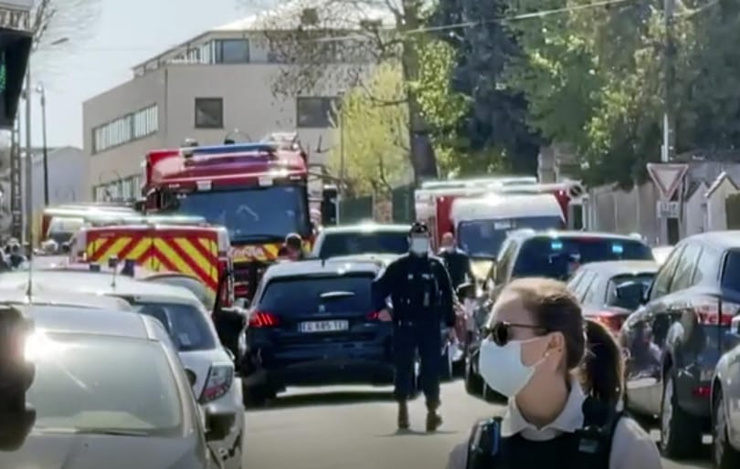 Halálra késeltek egy francia rendőrnőt, a támadót lelőtték