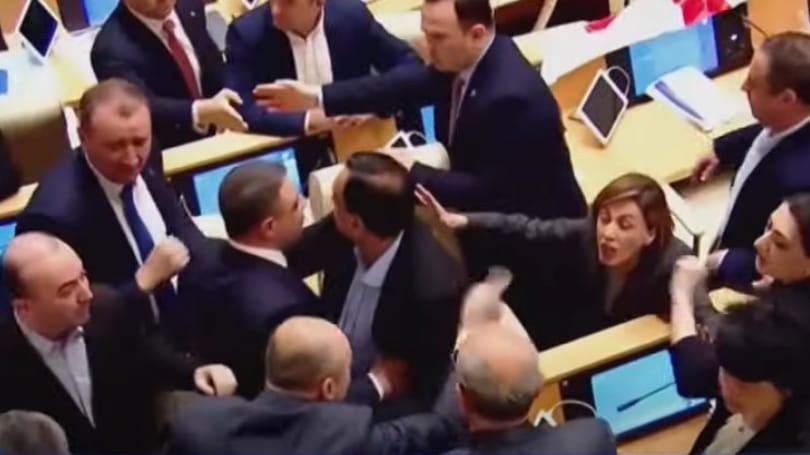 Összeverekedtek a képviselők, de végül elfogadta a grúz parlament a külföldiügynök-törvényt