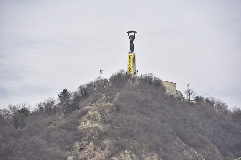 A Szabadság-szoborra feszített molinóval tiltakozik a Greenpeace a légszennyezettség ellen