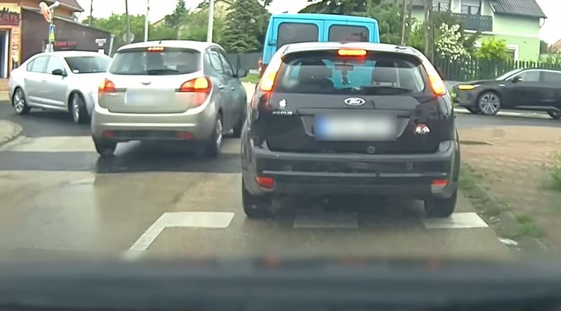 Öt hónapra eltiltottak egy tolakodó autóst – videó