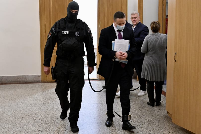 Valaki gyakorolta Schadl aláírását a koronatanú egyik naptárán, F. Vivien tagadja, hogy ő lett volna