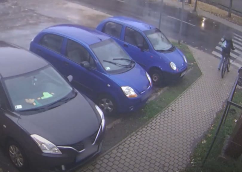 Zebrán ütöttek el egy biciklijét toló esztergomi iskolást – videó