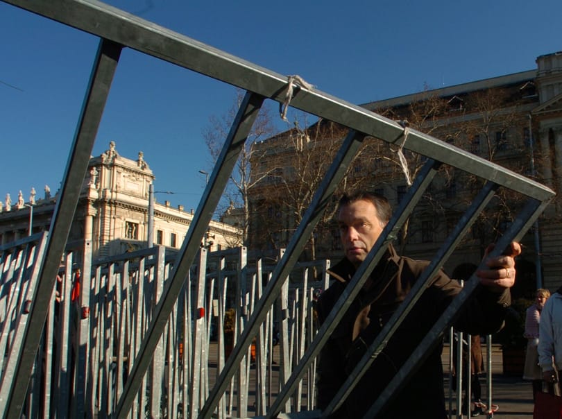 Anarchisták hatoltak be az Országházba!