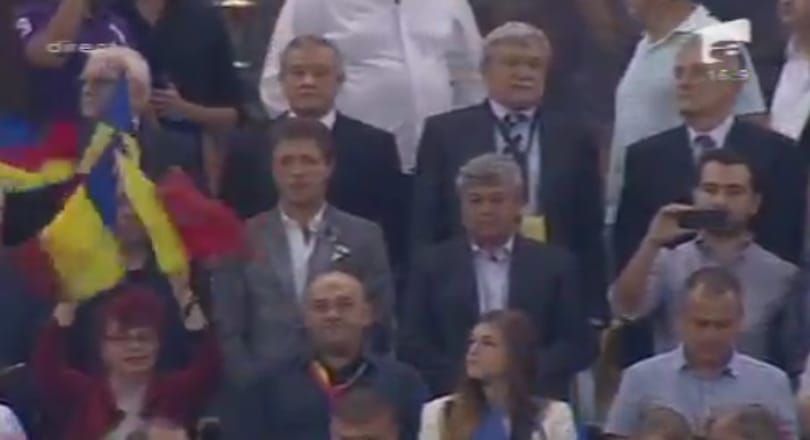 Kiszúrták Csányit a bukaresti lelátón - fotó