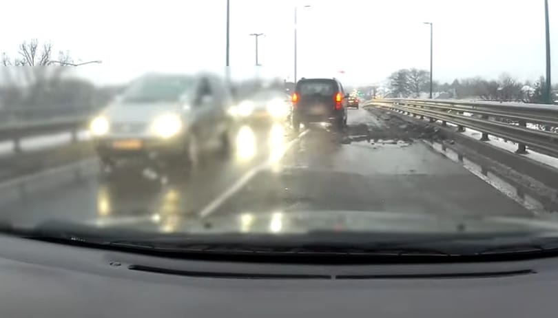 Akkora kátyú keletkezett a Csömöri úti felüljárón, hogy az már inkább kráter – videó
