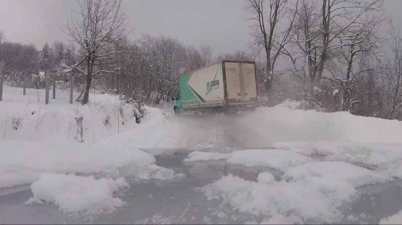 Videó: Ez az áruszállítás stílusosan, amikor végig drifteli az utat a teherautó